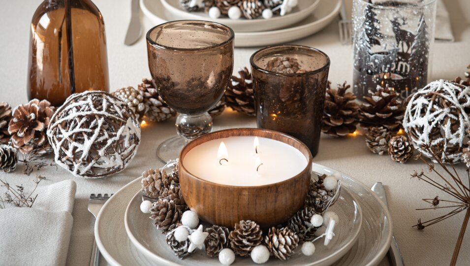 Mesa de navidad decorada en tonos blancos y con velas| Maisons du Monde