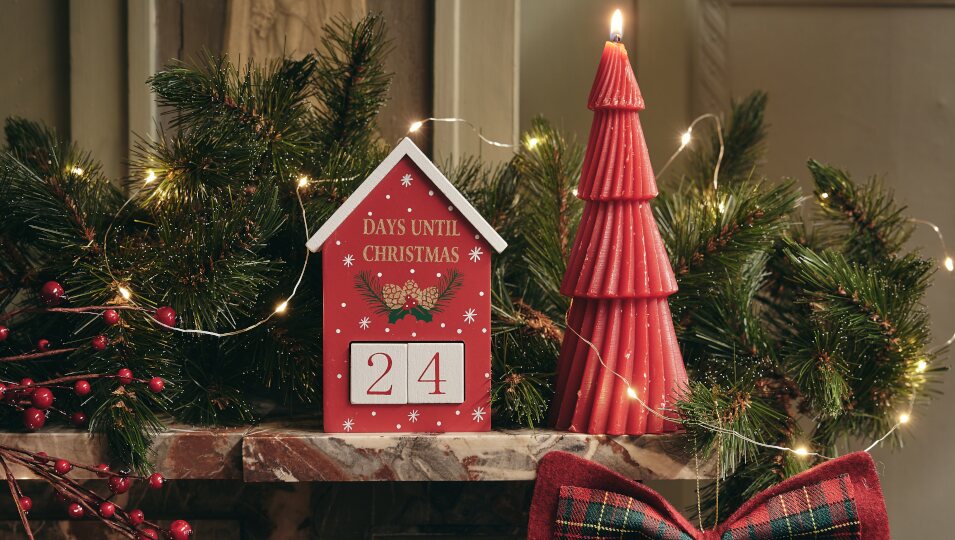 Velas de navidad con forma de casa y árbol de navidad | Maisons du Monde