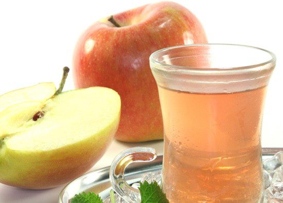 Si te duele el estómago, bebe té mientras comes una manzana