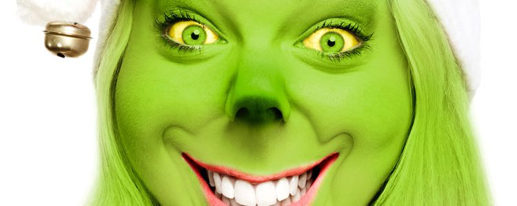 El disfraz de Grinch requiere de mucha pintura verde para el rostro