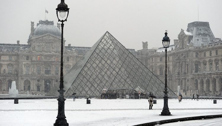 El museo del Louvre cubierto de nieve 