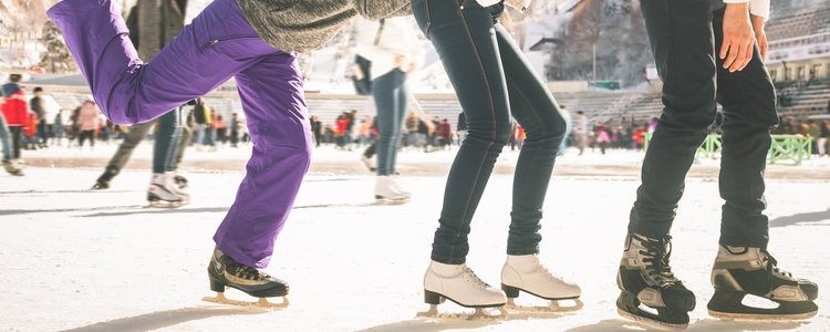 Durante el invierno es típico acudir a patinar sobre </p><p>hielo