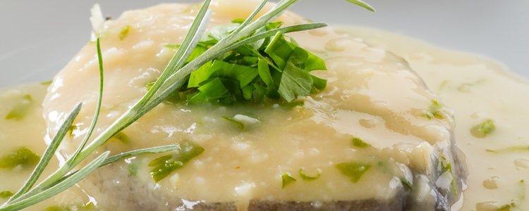 Modifica la receta de la merluza en salsa verde y tendrás un plato saludable