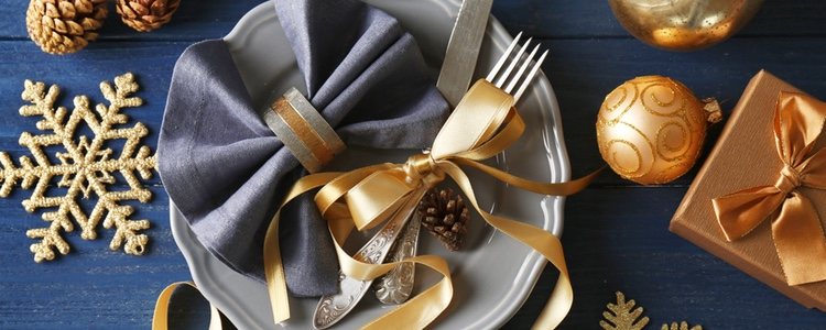 Añadir una servilleta en forma de lazo al plato es una forma elegante de decorar