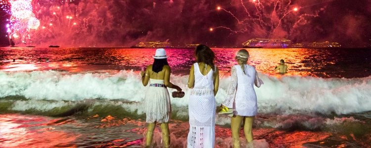 En Brasil, al nuevo año se le recibe vistiendo de blanco y en el mar