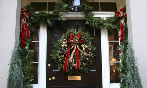 Decoración navideña: ¿qué adorno pongo en la puerta de casa?