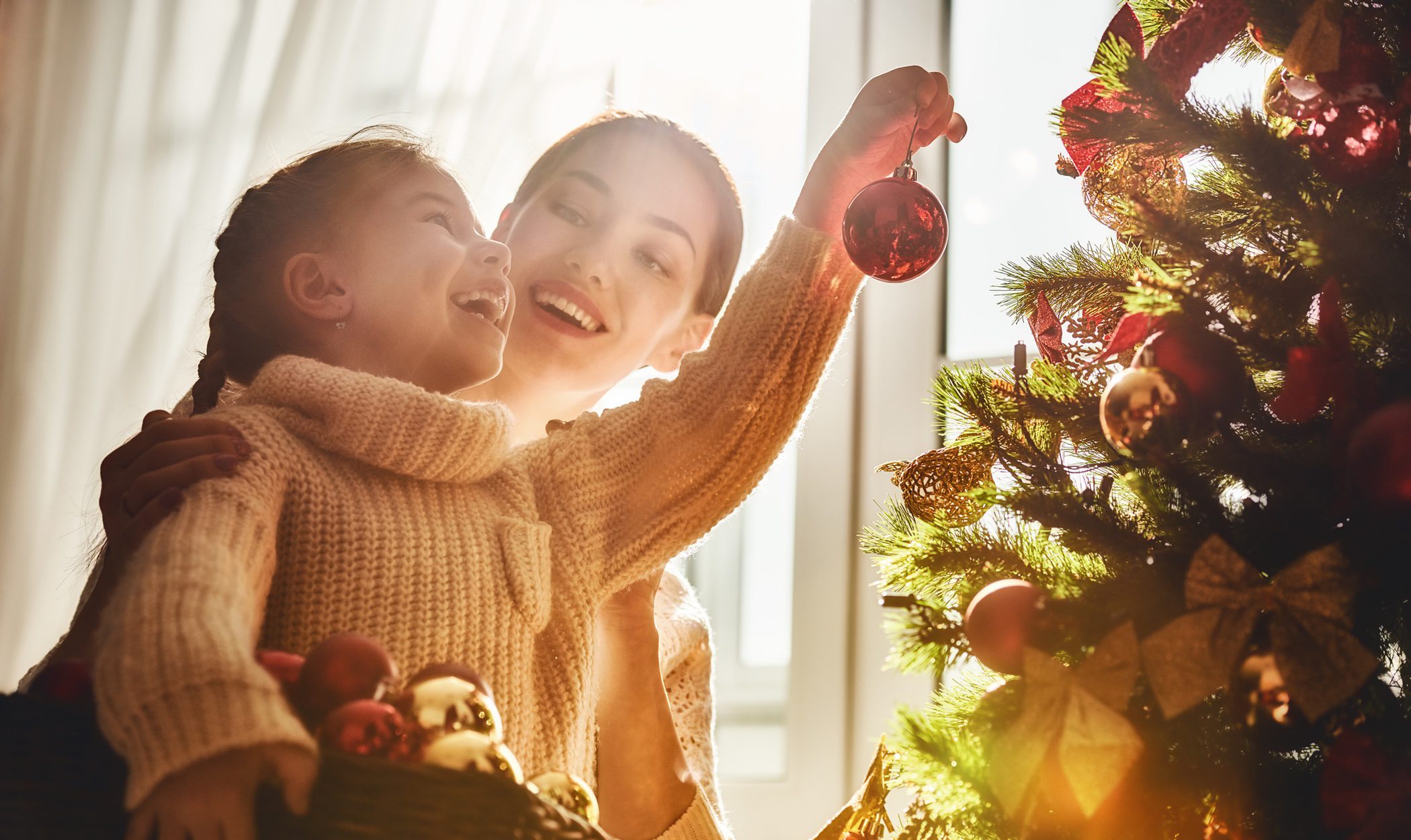 Decorar la casa junto a tus hijos en Navidad: disfrutar del momento en familia