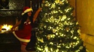 Vanessa Hudgens se apunta a la moda de felicitar la Navidad vestida de Mamá Noel