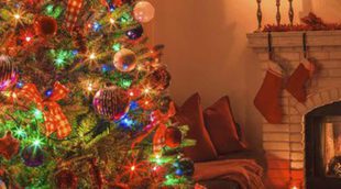 Decorar árboles de Navidad multicolores