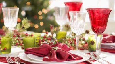 Decoración navideña en la mesa: servilletas y vajillas de Navidad