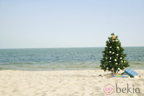 Árbol de Navidad en una playa