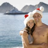 Una pareja de vacaciones en la playa en Navidad