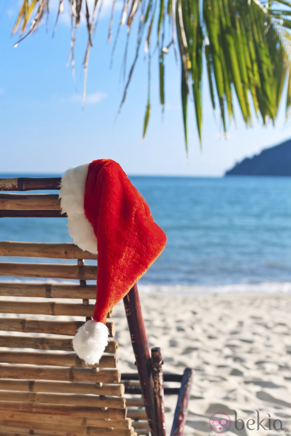 Gorro de Papá Noel sobre una hamaca en una playa