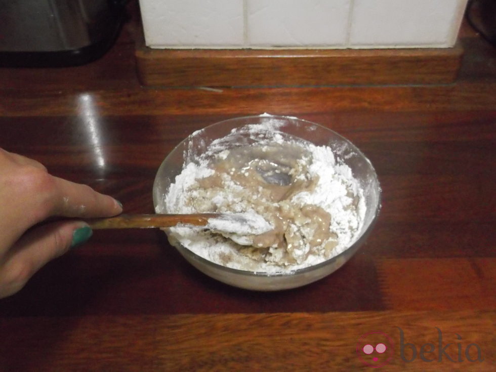 Manteca fundida con el azúcar glass y la canela para hacer la masa de los polvorones