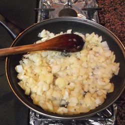 Freír las patatas y la cebolla para hacer muffins de tortilla de patata
