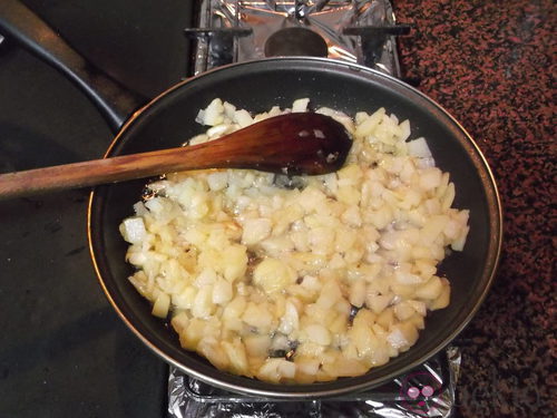 Freír las patatas y la cebolla para hacer muffins de tortilla de patata