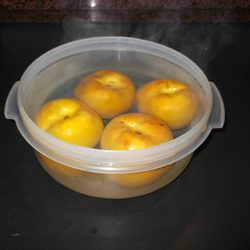 Paso 1: Verter los melocotones en un recipiente con agua hirviendo