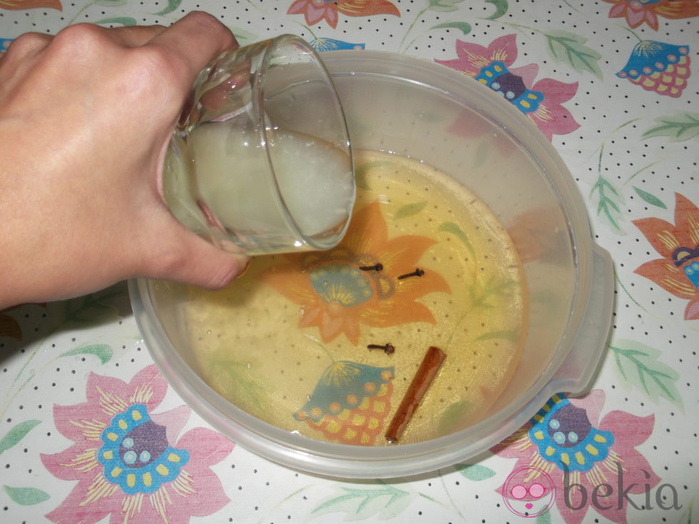 Paso 4: Verter en un bol el cava, el azúcar, la canela, los clavos y el zumo de limón
