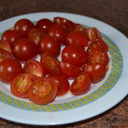 Cortar los tomates cherry por la mitad