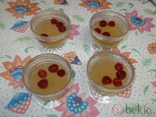 Paso 4: Verter la mezcla en copas y añadir frutos rojos