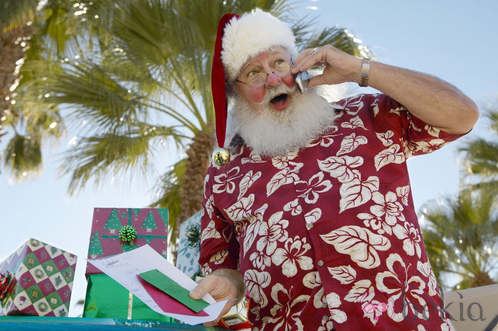 Un veraniego Papá Noel antes de repartir regalos de navidad