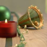 Campana en verde y dorado para decorar la casa en navidad