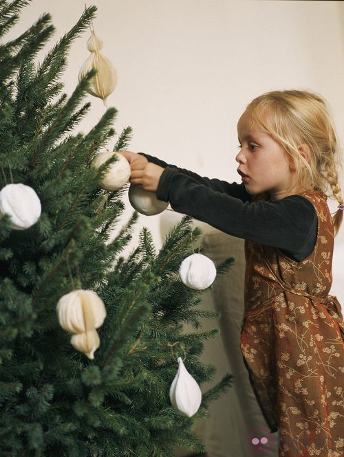 Bolas en tonos beis para decorar la casa en navidad