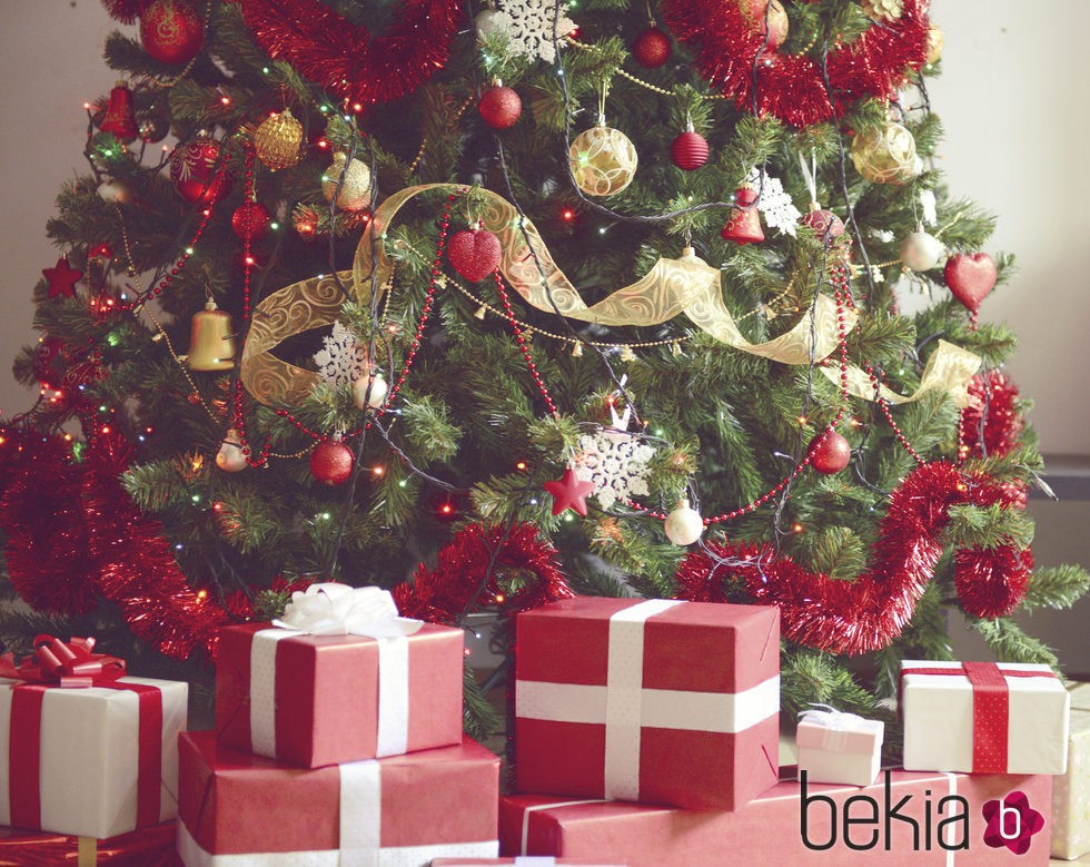 Árbol de Navidad tradicional: decoración dorada y roja