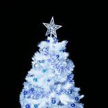 Árbol de Navidad blanco sorprende con una decoración en azul