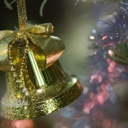 Campana dorada para decorar la casa en navidad