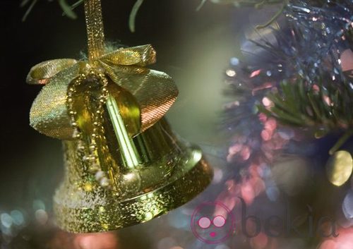 Campana dorada para decorar la casa en navidad