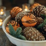 Piñas y adornos frutales para decorar la casa en navidad