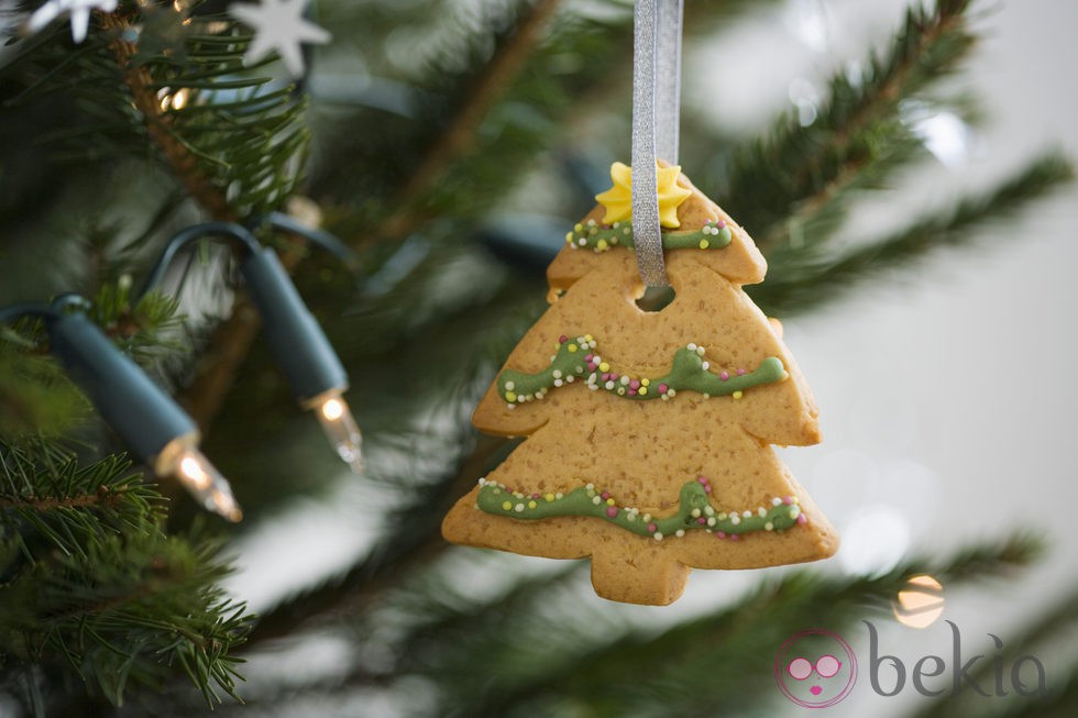 Galleta de mantequilla convertida en árbol de Navidad decora el abeto