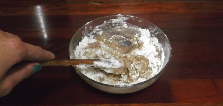 Para hacer la masa del polvorón hay que mezclar manteca fundida, azúcar glass y canela