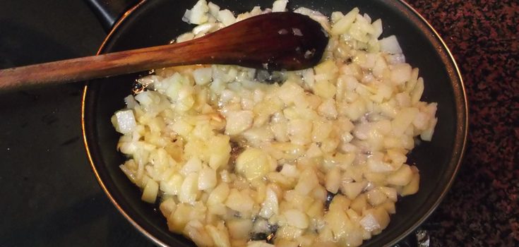 Freír las patatas y la cebolla antes de mezclarlo con el huevo batido