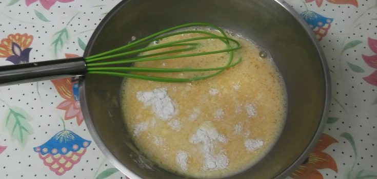 Batir los huevos con dos cucharaditas de levadura